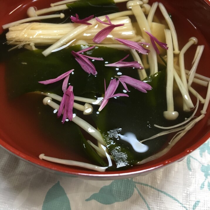 花えびすで彩り☆エノキとワカメのお吸い物☆